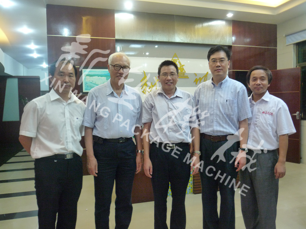 中國工程院院士段正澄、中國工程院院士、華中科技大學黨委書記邵新宇、廣東省智能機器人研究院院長張國軍一行蒞臨新望公司考察指導